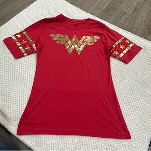 Wonder Woman T-Shirt with Gold Accents size Medium